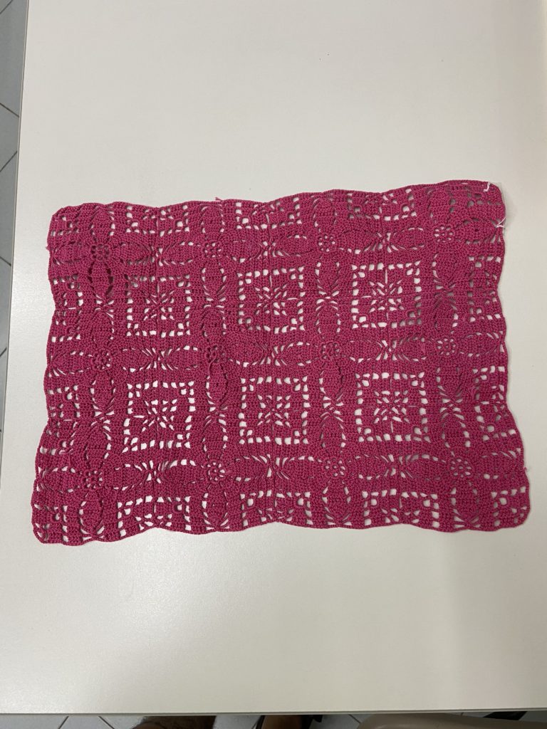 Bellissimo centrino fucsia, insieme di roselline, N 12