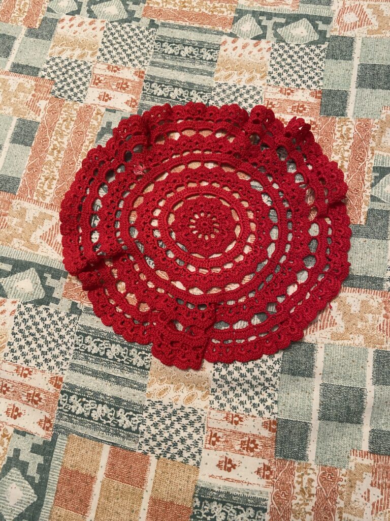 Bellissimo centrino rotondo rosso N 29