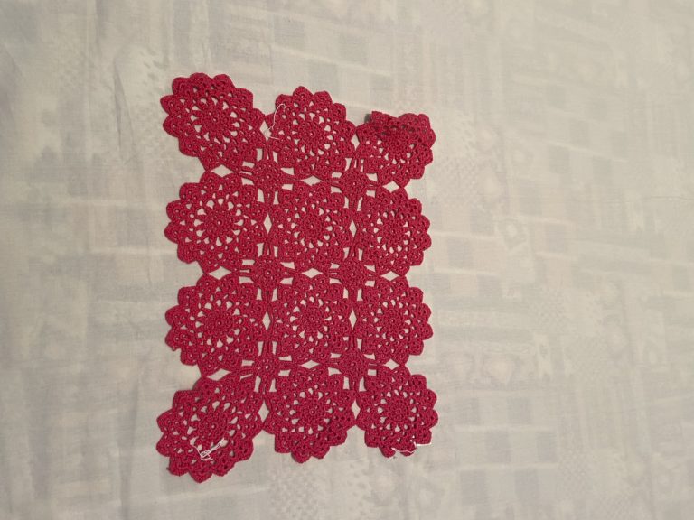 Centrino fucsia, insieme di roselline, N 15